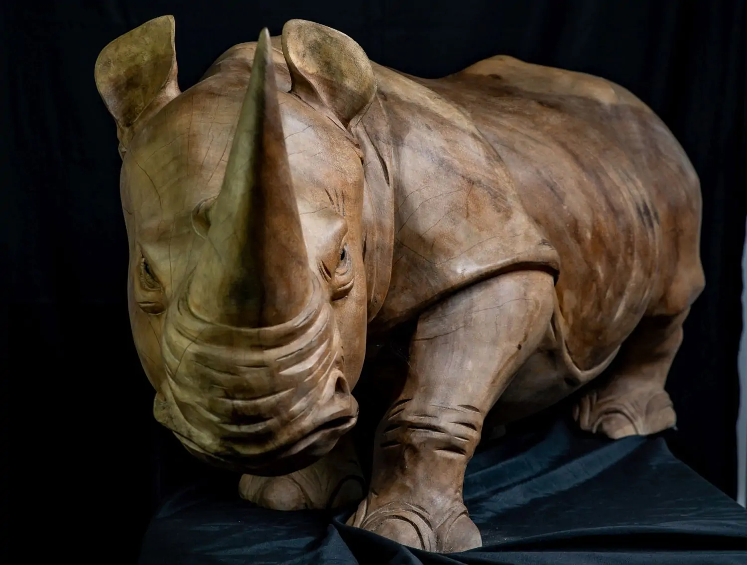  Product image 1 of the product “Rhinocerus, carved from Suar wood. In the sizes from 120 to 150cm. ”